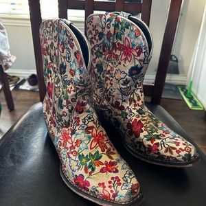 Roper Size 8.5 floral gold